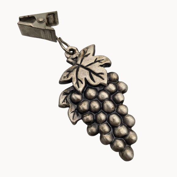 Wine Accessory Silver Tone Grape Bunch Figural Party Napkin Ring Clip On Marker - Picture 1 of 3